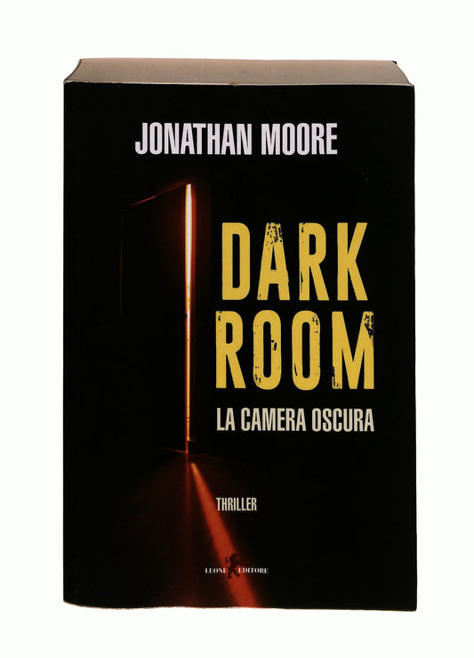 EBOND Dark Room Jonathan Moore Leone Libro LI043959