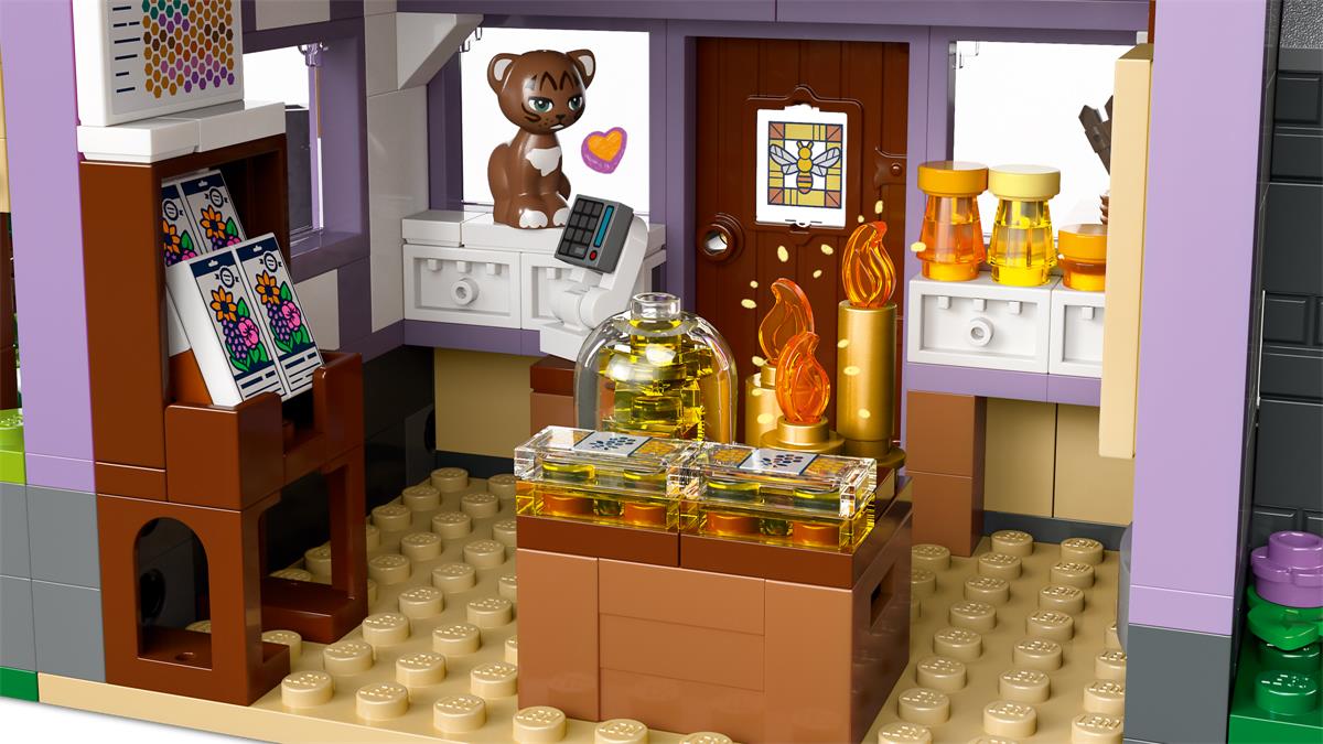 LEGO 42669 Casa degli apicoltori e giardino fiorito