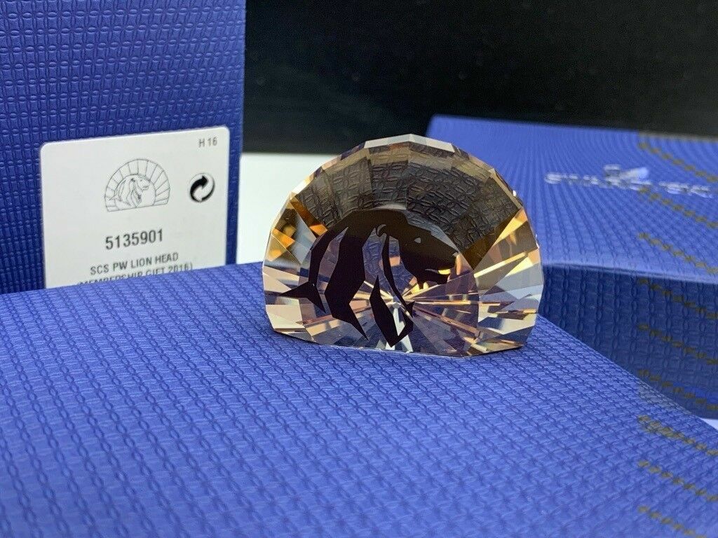Swarovski 5135901 SCS Figura Testa di Leone FERMACARTE - 4 cm. - 0112.