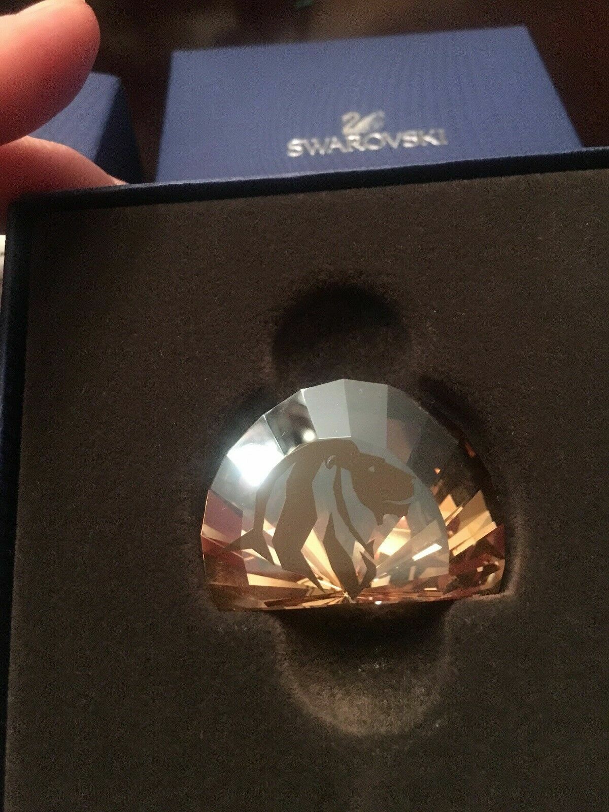 Swarovski 5135901 SCS Figura Testa di Leone FERMACARTE - 4 cm. - 0112.