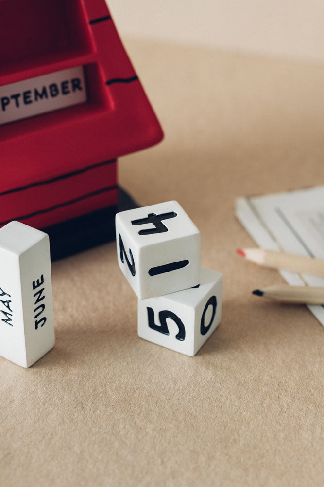 Peanuts 3D perpetual Calendar Snoopy Doghouse P068916